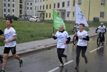 KLJUB KISLEMU VREMENU JE SLOVENSKA OLIMPIJSKA BAKLA V BOROVNICO PRINESLA OLIMPIJSKI ŽAR 17